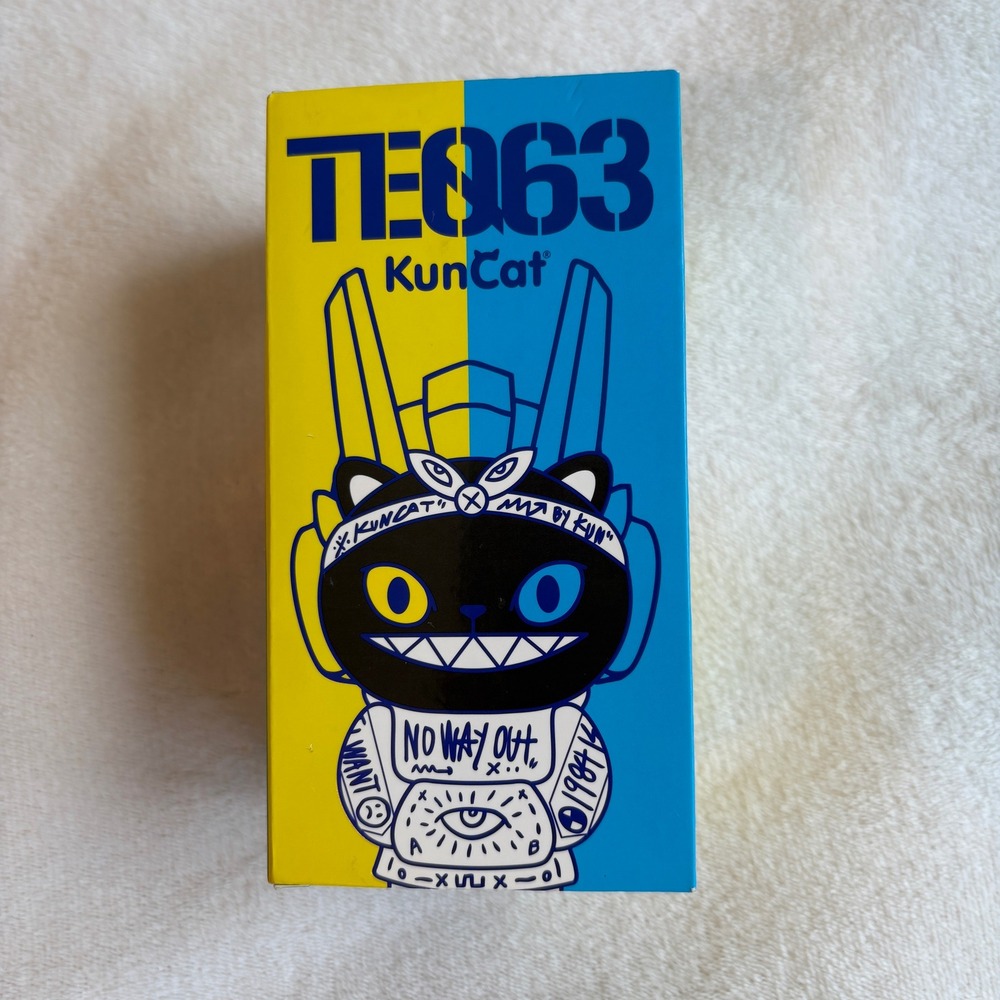 QUICCS x Sakun KunCat Bone Edition TEQ63 Martian Toys Vinyl Figure Limited Ed